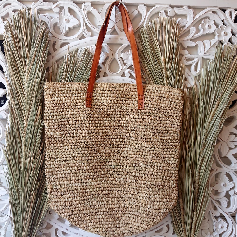 Sac en raphia avec pompon en coquillage, beige