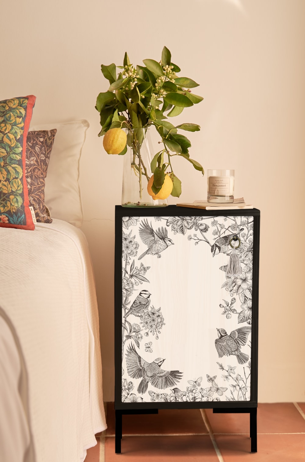 Mesita de noche de MDF estampado blanco grisaceo y negro pájaros - Maisons du Monde
