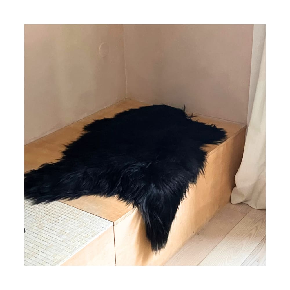 Tapis en peau de mouton islandais noir 110 x 70 cm — vue 3