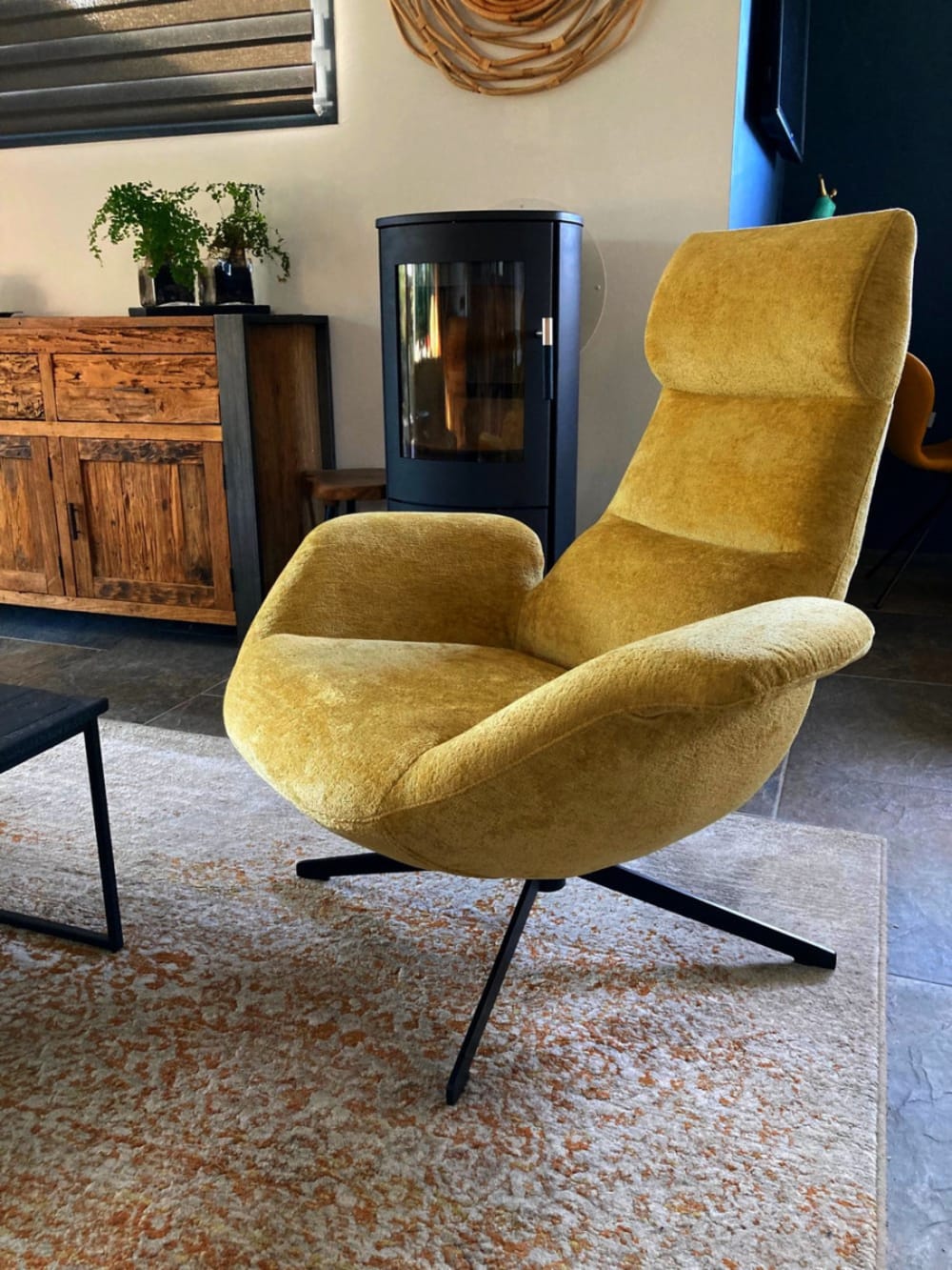 Fauteuil rotatif en velours moutarde