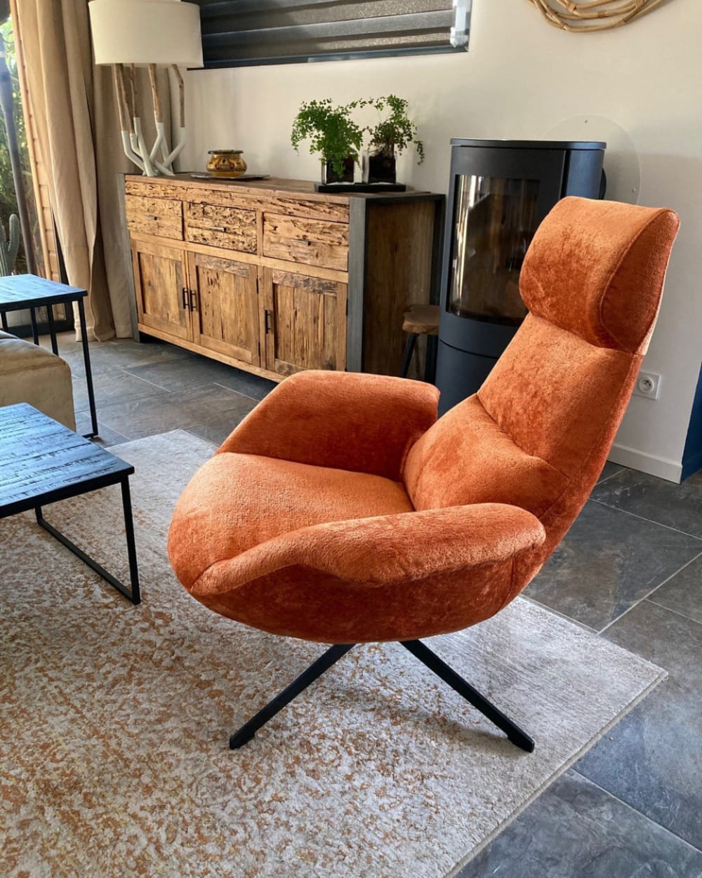 Fauteuil design rotatif en velours orange