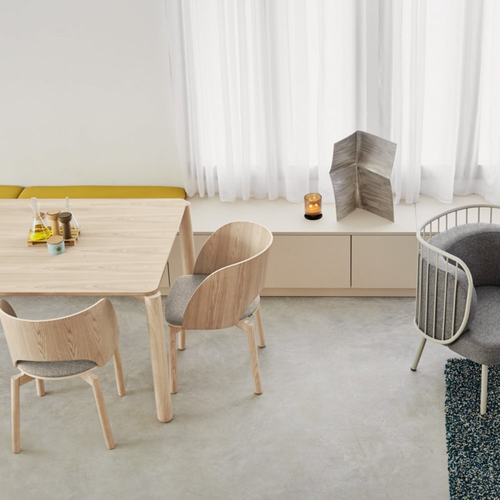 Chaise en bois assise rembourrée en tissu naturel