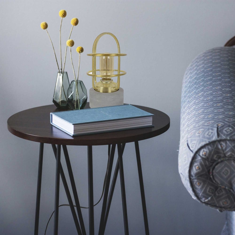 Lampe en métal doré, base en béton gris — vue 3