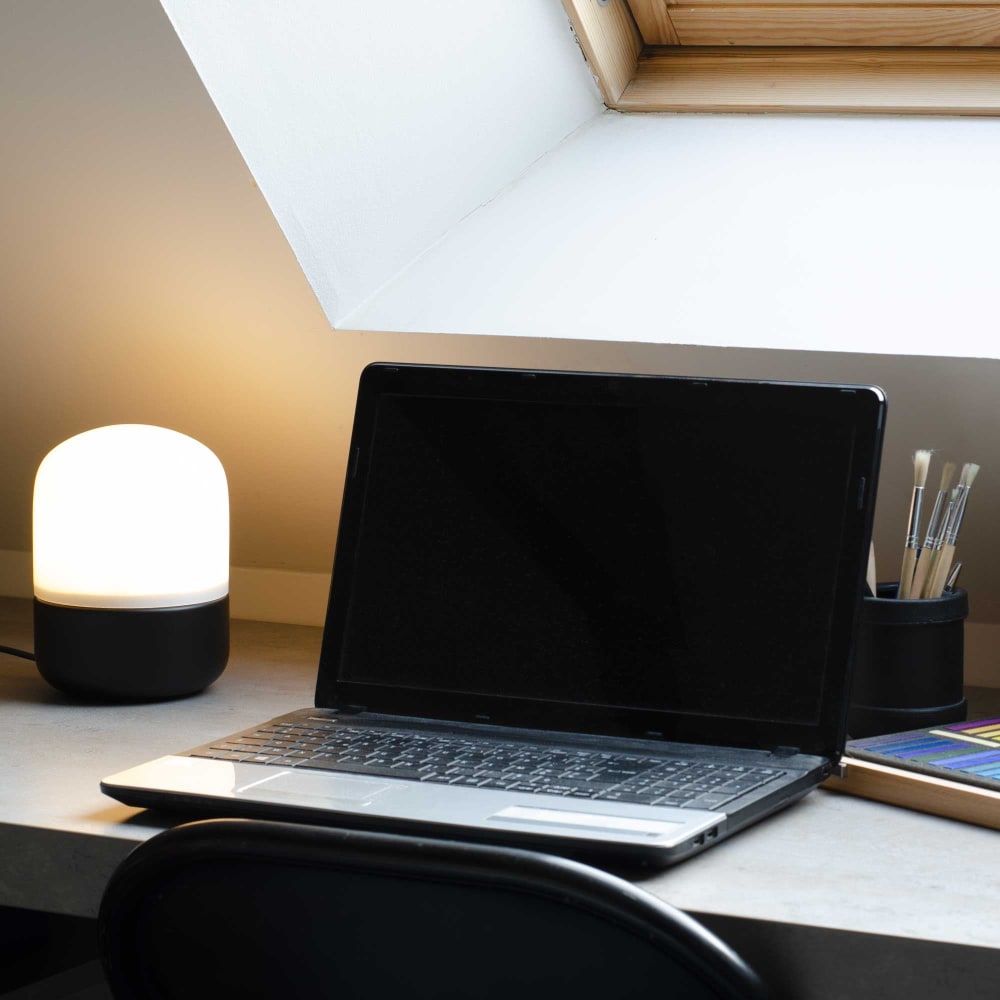 Lampe tactile en verre opaque et métal — vue 3