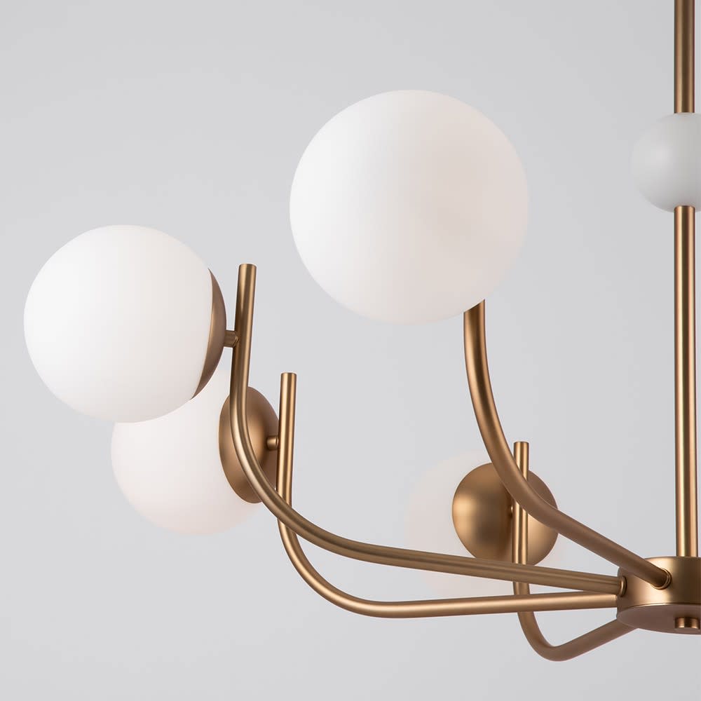 Suspension 8 lumières doré avec sphères en verre blanc — vue 4