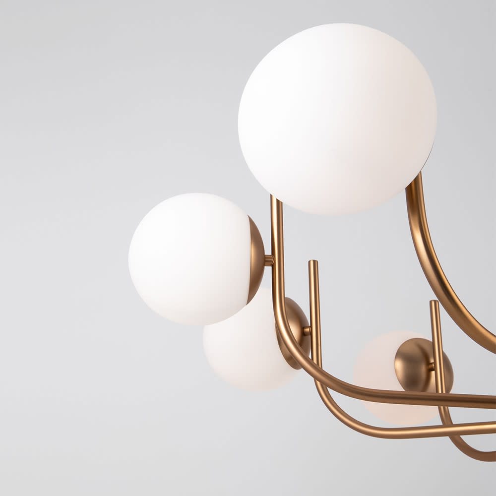Lustre suspension doré 10 lumières avec sphères en verre blanc — vue 4