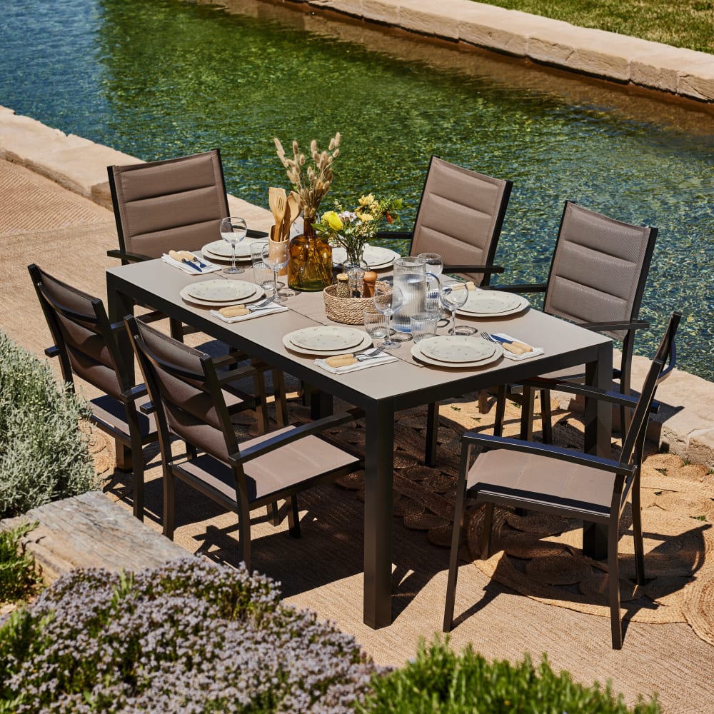 Set tavolo fisso 160×90 e 4 sedie da giardino marrone - Defora