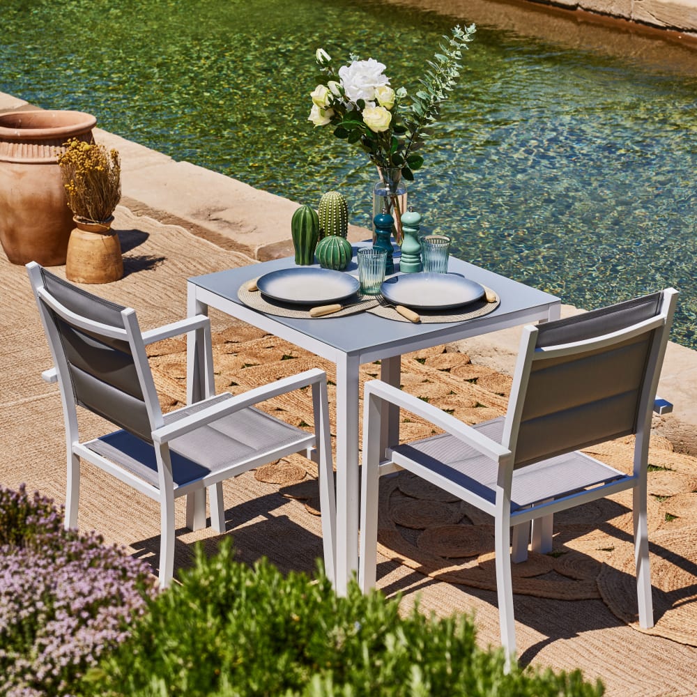 Ensemble de table fixe 70×70 et 2 chaises de jardin blanches - Maisons du Monde
