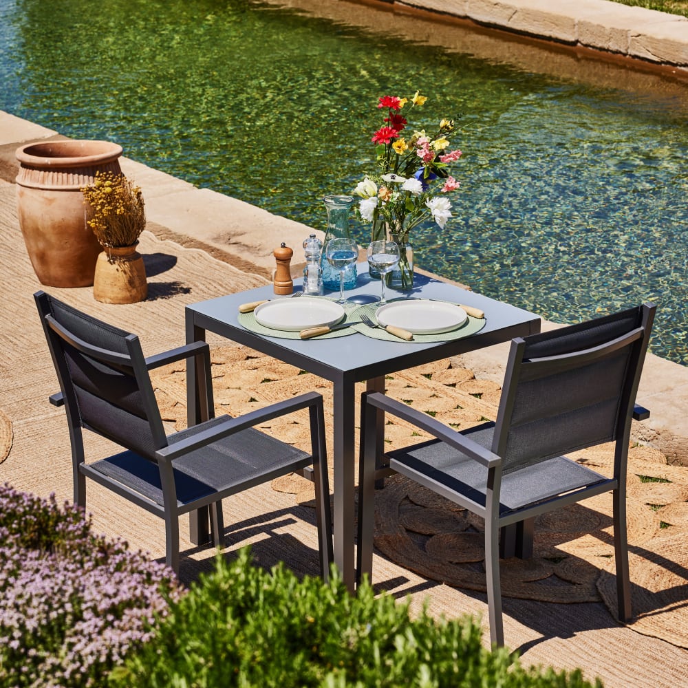 Ensemble de table fixe 70×70 et 2 chaises de jardin grises - Maisons du Monde