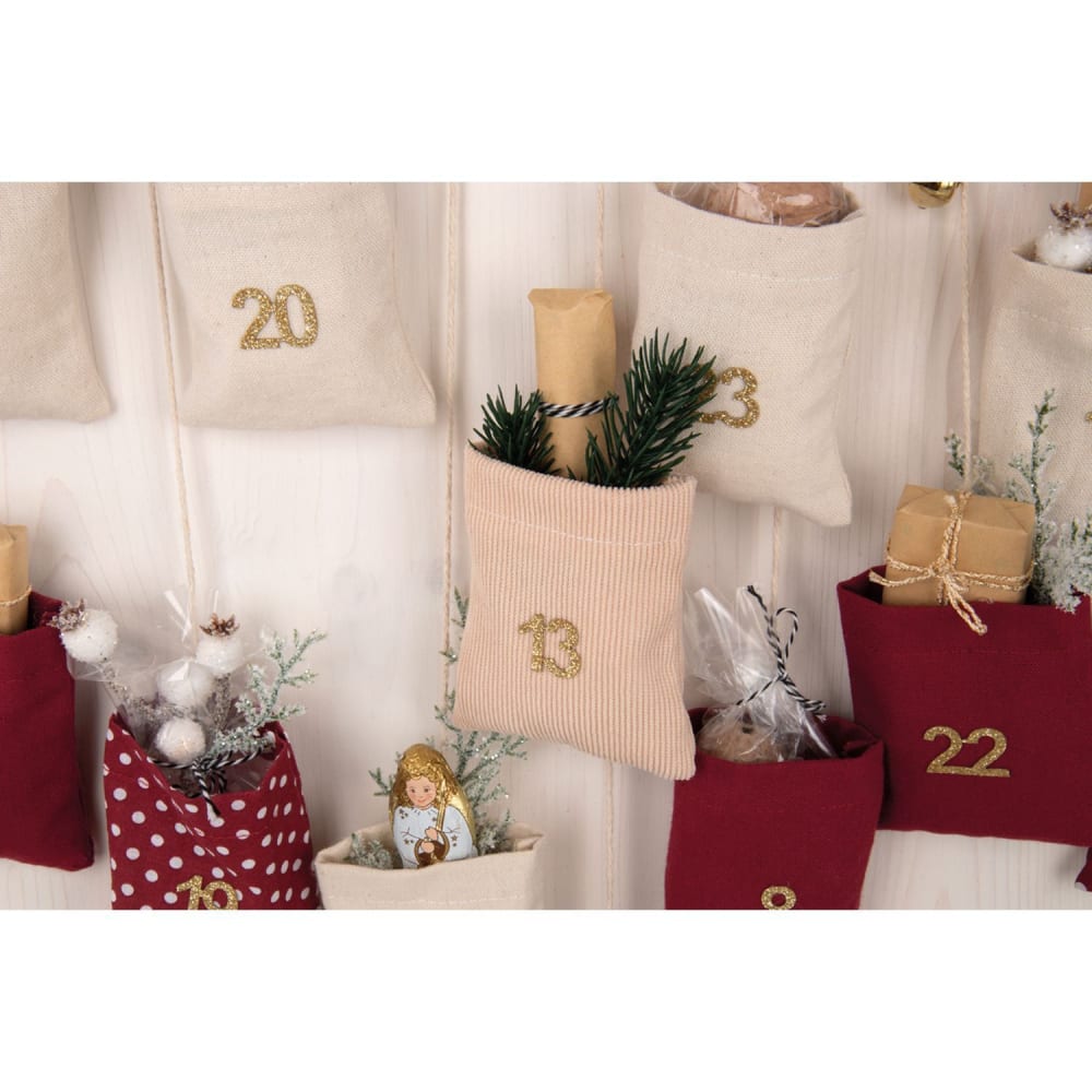 Calendrier de l'avent 24 pochettes tissu à suspendre - Maisons du Monde