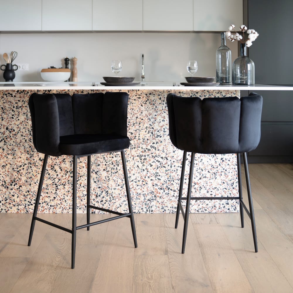 Set aus 2 Stühlen für einen 67 cm hohen Kücheninseln in schwarzem