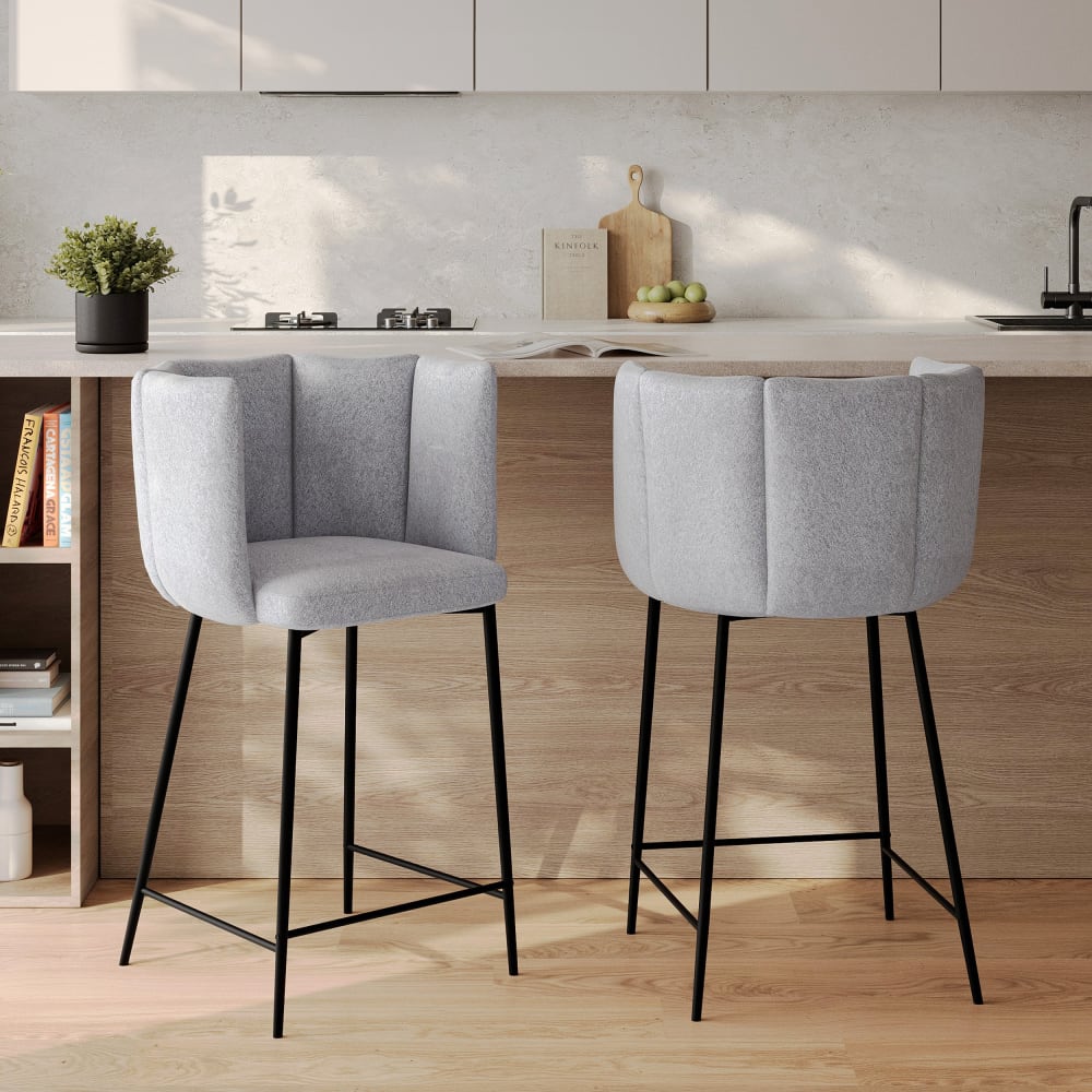Set aus 2 Stühlen für eine 67 cm hohe Kücheninsel aus hellgrauem