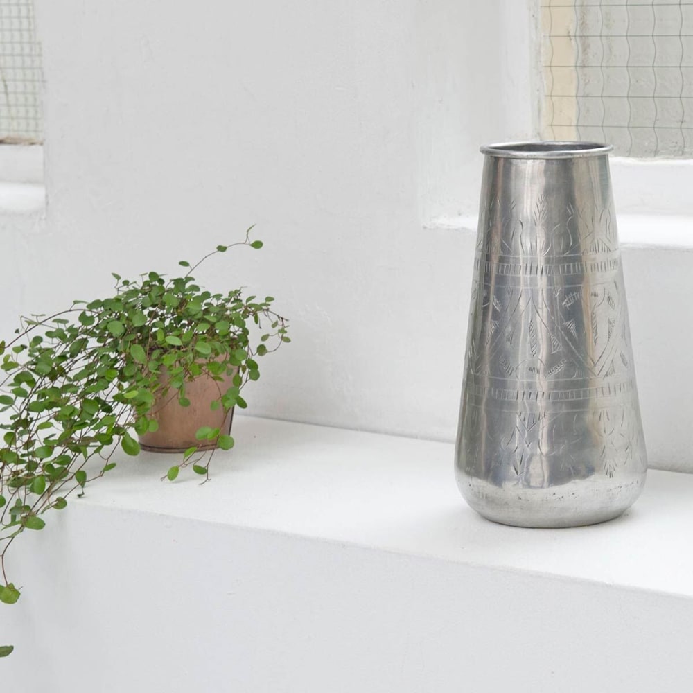 Vase cylindrique en aluminium argenté h26 cm - Maisons du Monde