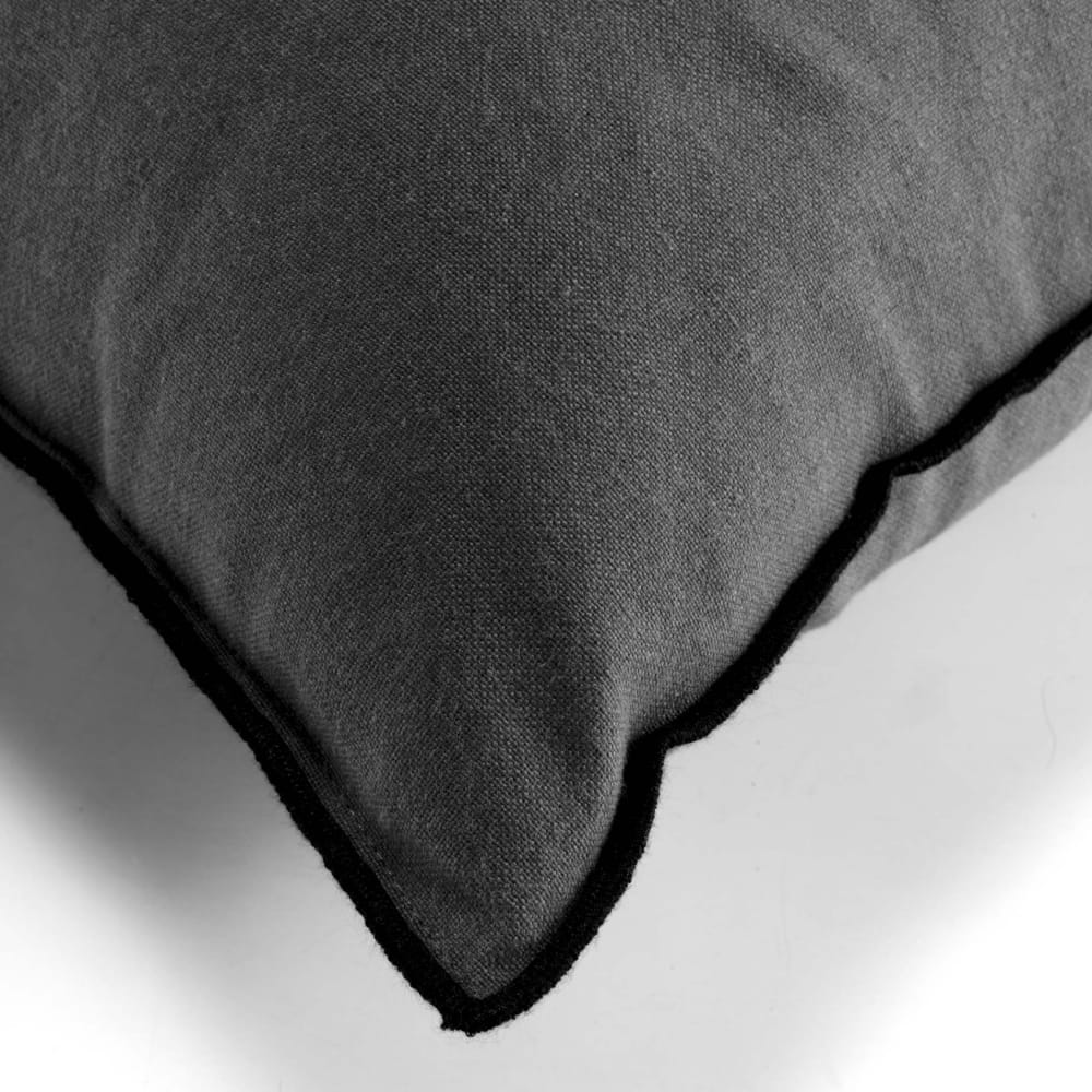 Coussin avec surjet en coton recyclé gris anthracite 50x50 cm - Maisons du Monde