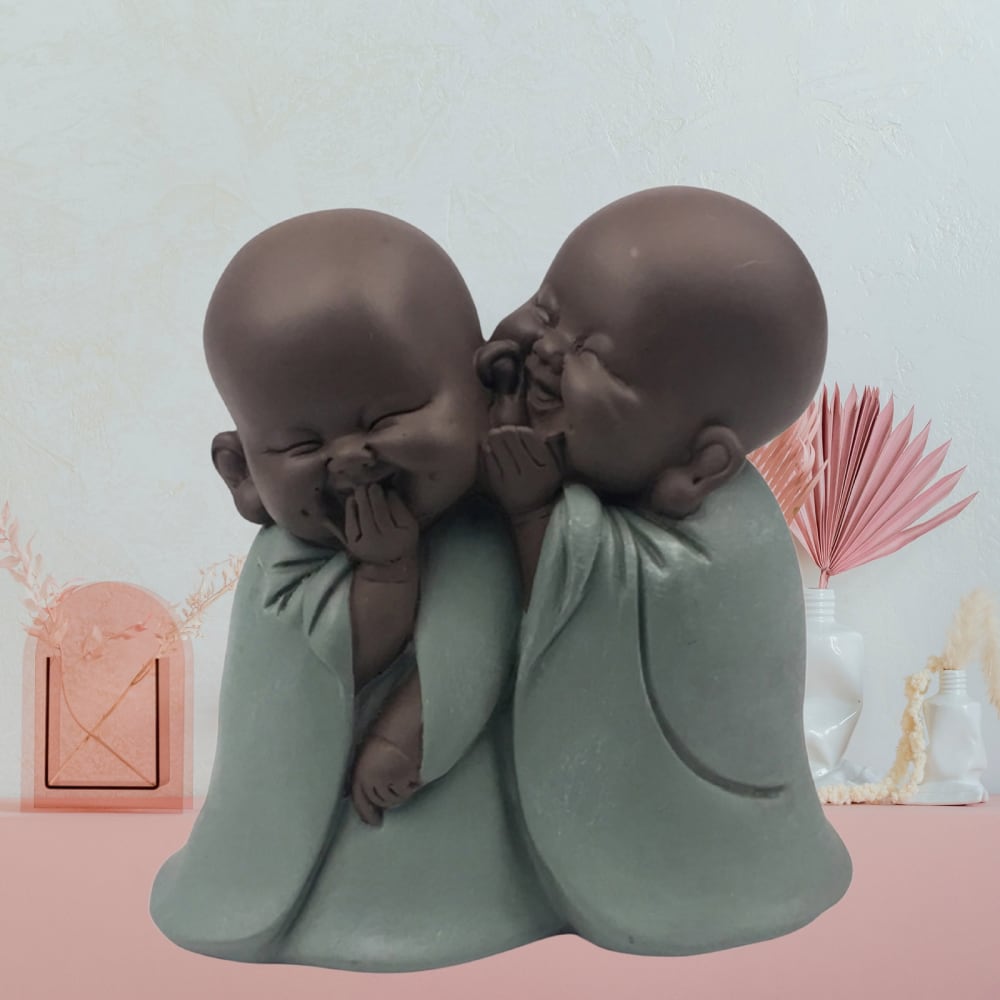 Statue Figurine 2 Bonze Chuchote en résine Vert & Marron - H12 cm - Maisons du Monde
