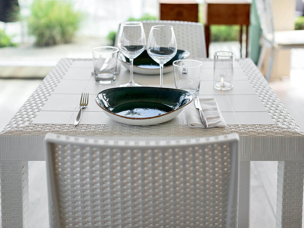 Tavolo da giardino rettangolare fisso in wicker bianco 150x90x74