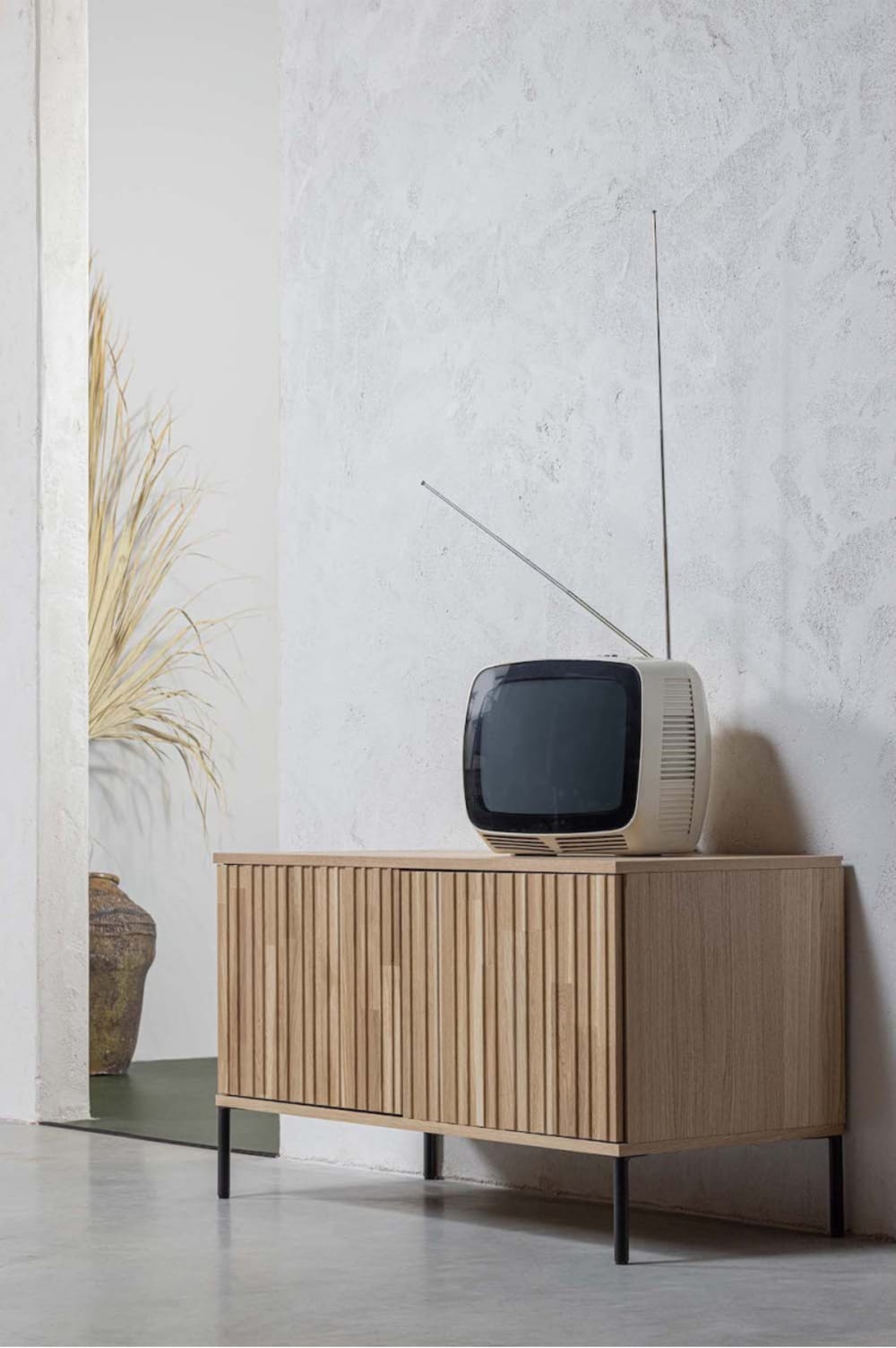 Meuble tv en chêne naturel avec cadre métal noir