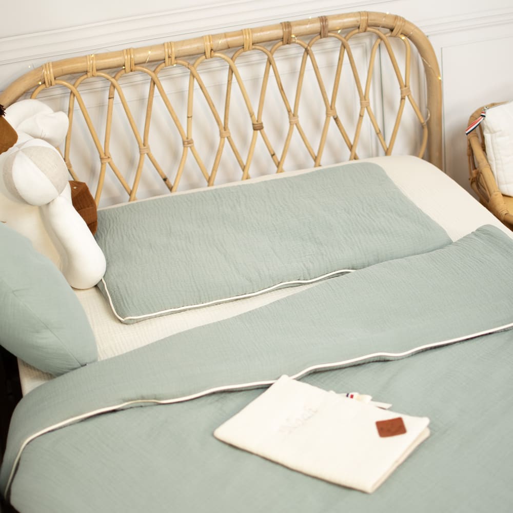 Couette et oreiller enfant en gaze de coton vert de gris 140x100 cm - Maisons du Monde