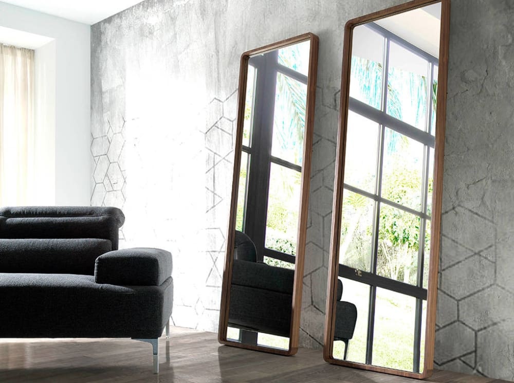 Miroir sur pied avec cadre effet bois noyer - Maisons du Monde