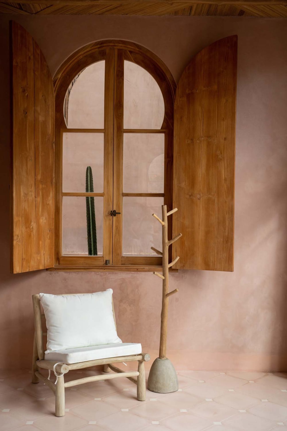 Porte-vêtements bois de teck marron 25x25x150cm - Maisons du Monde