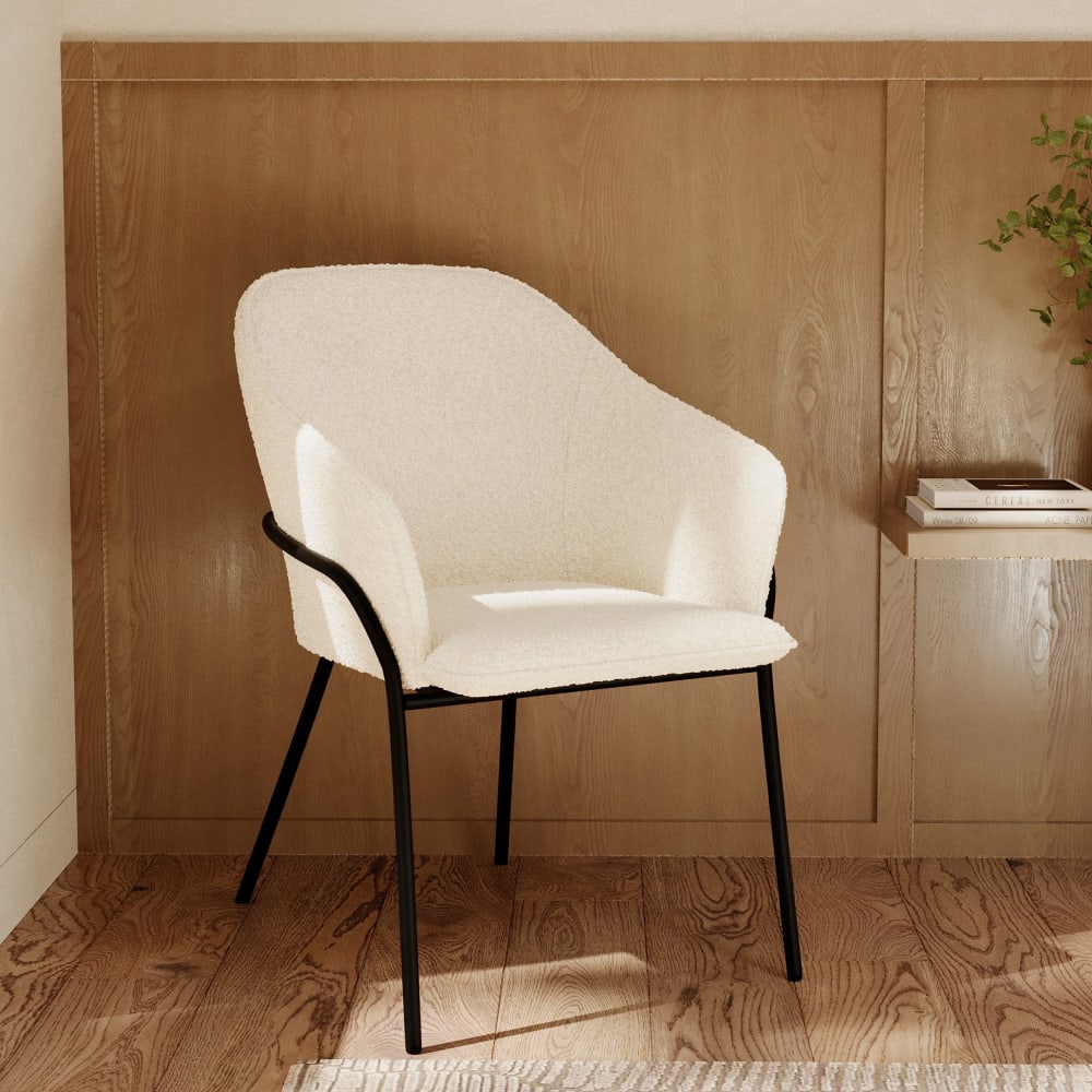 Chaise effet laine bouclette blanche et pieds en métal