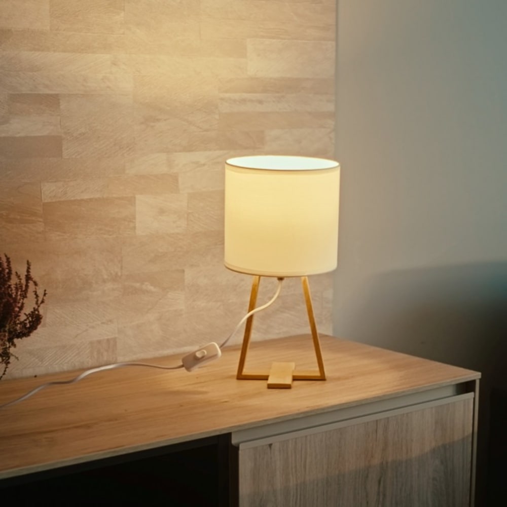 Lampe de table en bois blond et textile blanc — vue 3