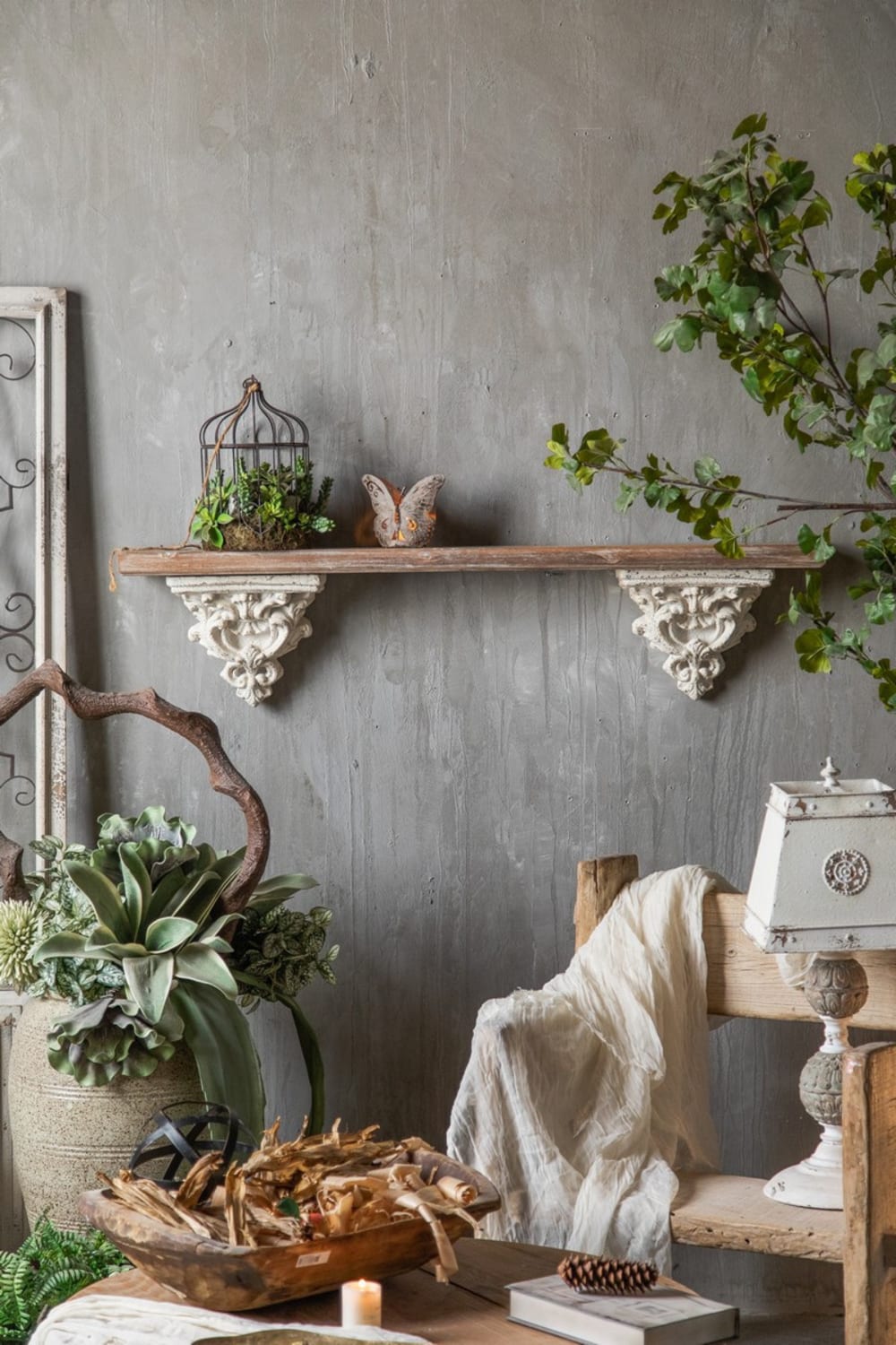 Etagère en bois patiné blanc