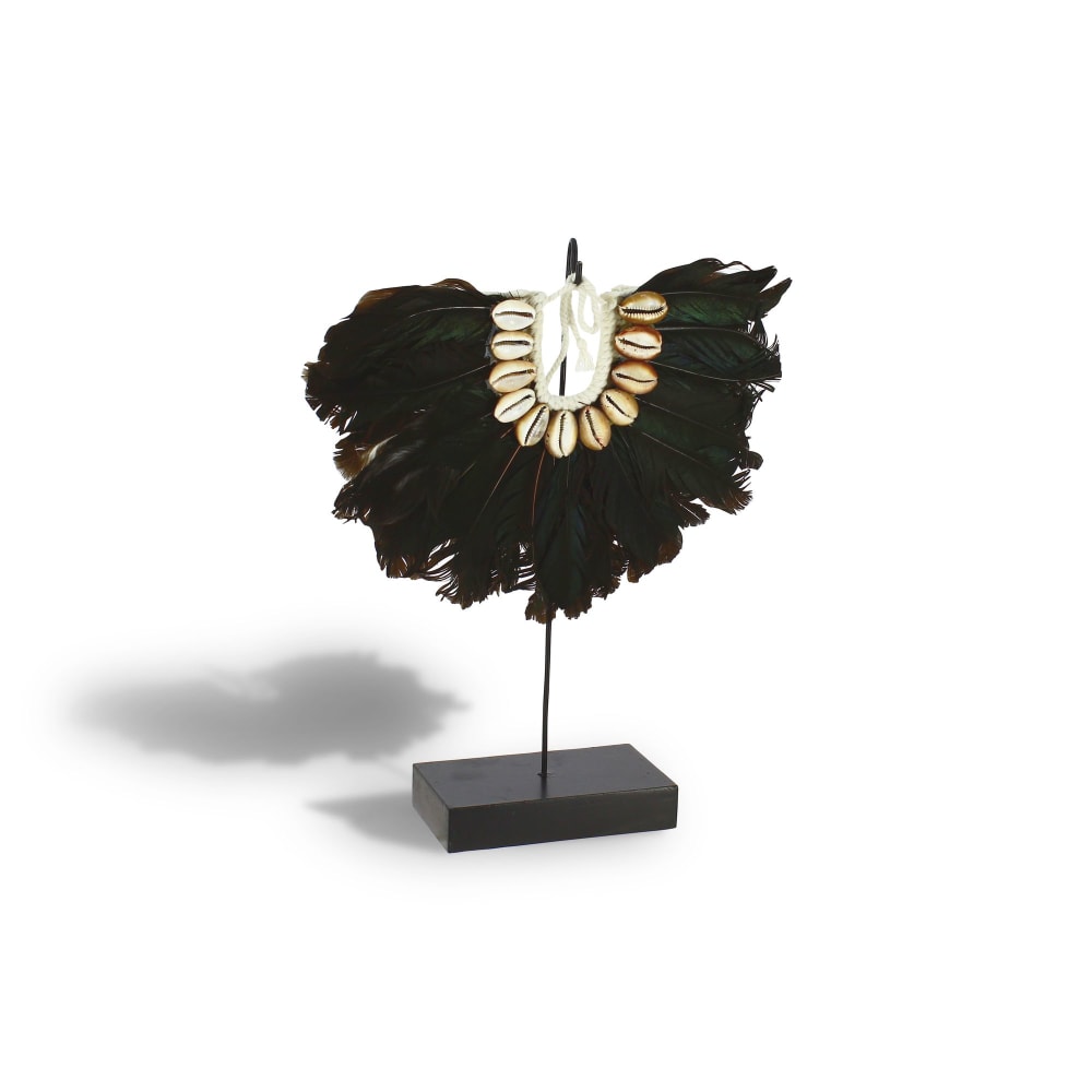 Collier en plumes noires et coquillages