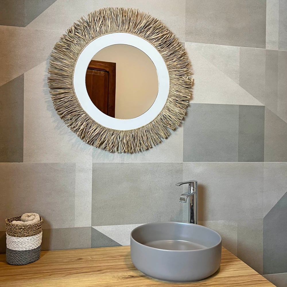 Miroir décoratif en bois blanc et franges en raphia 65 cm