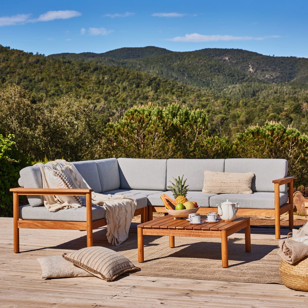 Salon de jardin d'angle en bois et coussins gris - Maisons du Monde