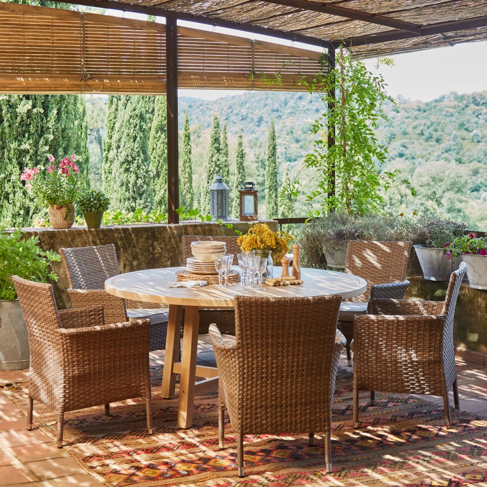 Ensemble jardin table ronde bois 150 et 8 chaises - Maisons du Monde