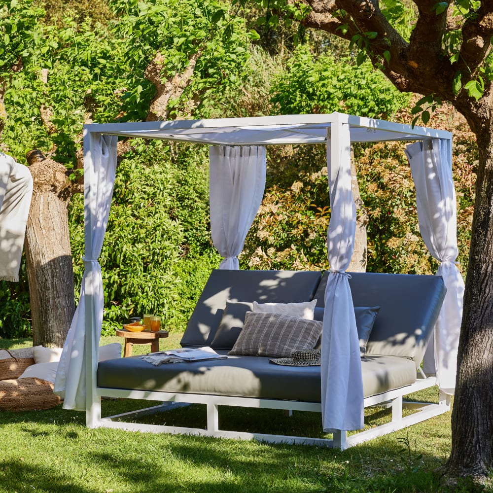 Lit balinais en aluminium blanc avec coussins gris - Maisons du Monde