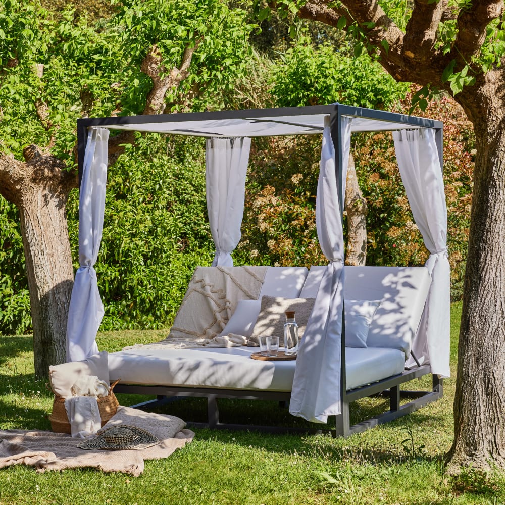 Letto balinese in alluminio antracite e cuscini bianchi - Defora