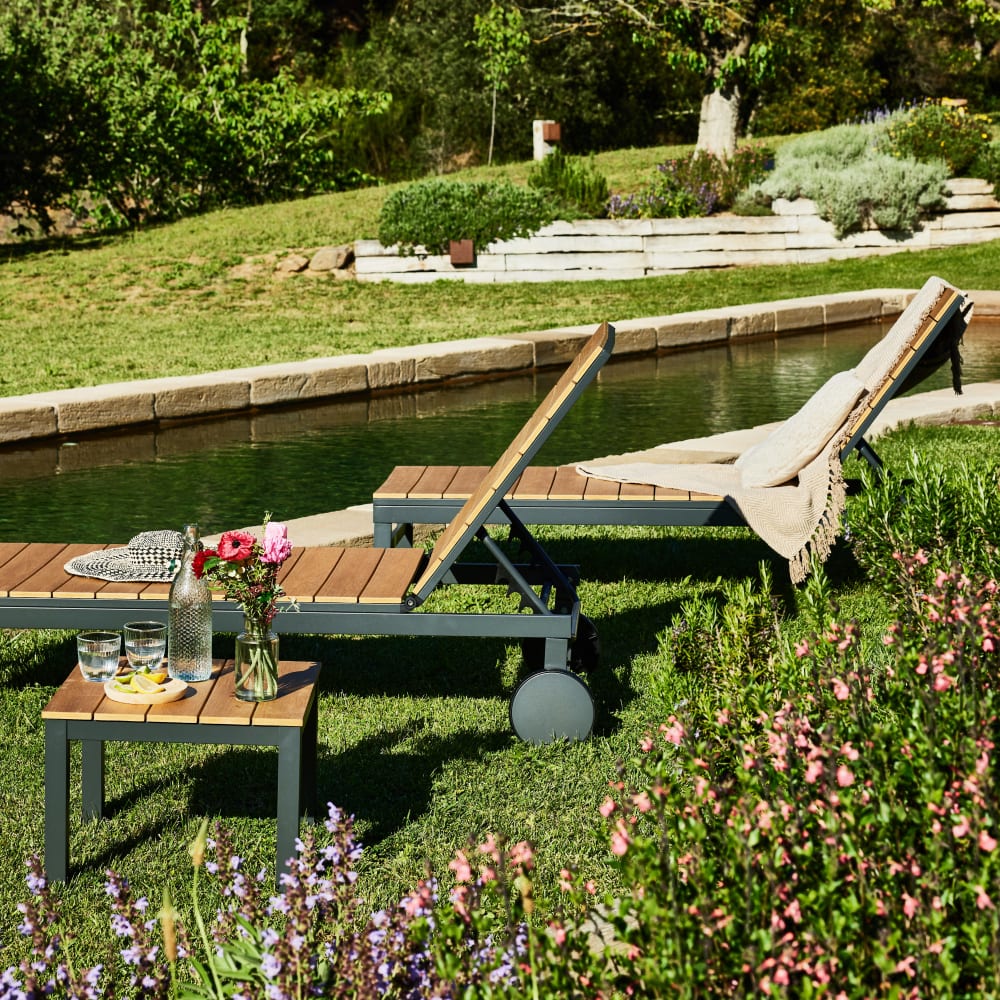 Chaise longue aluminium anthracite et polywood imitation bois - Maisons du Monde