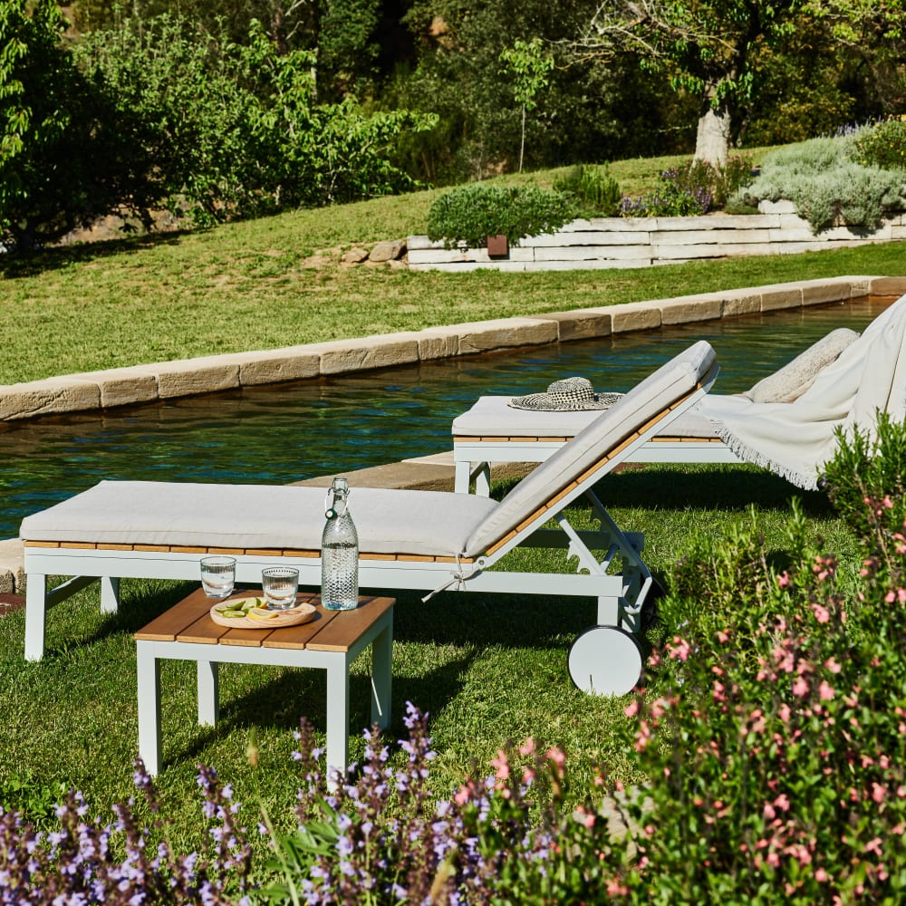 Chaise longue en aluminium avec coussin et roulettes - Maisons du Monde