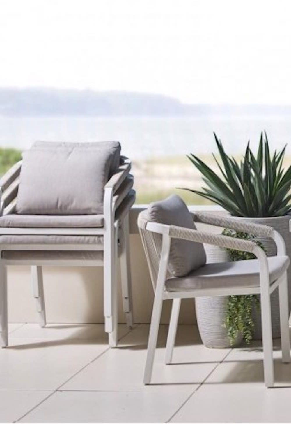 Lot de 2 fauteuils alu blanc et corde avec coussin beige - Maisons du Monde