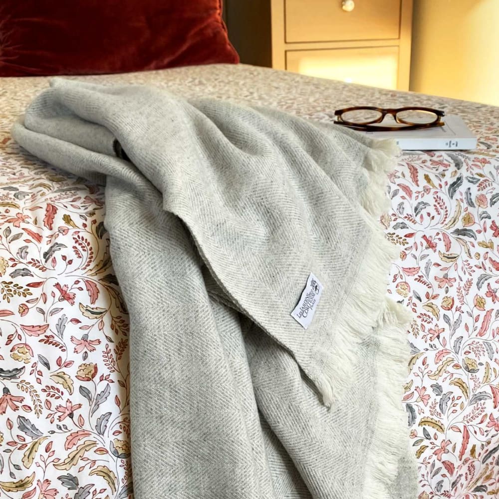 Plaid cachemire et laine grands chevrons gris argenté 130 x 230 cm