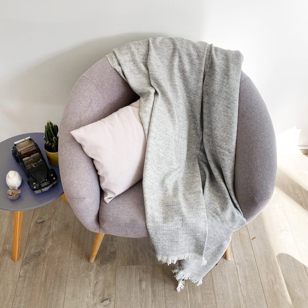Plaid cachemire et laine léger motif diamant gris souris 130 x 230 cm