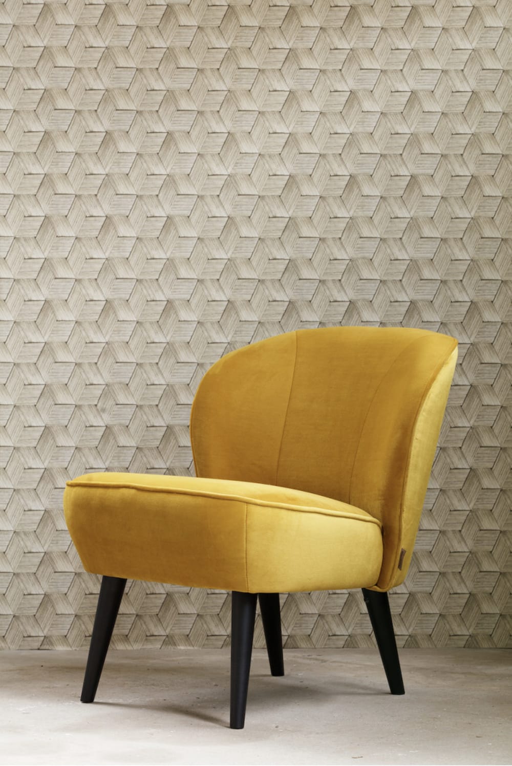 Fauteuil en velours jaune ocre