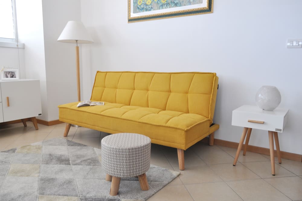 Divano letto clic clac 3 posti in tessuto vellutato giallo -