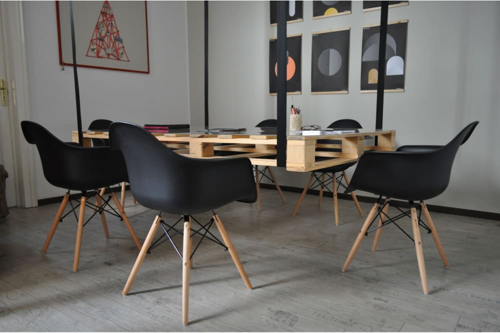 Sedia in plastica nera, poltrona con piedi in legno (2pz) -