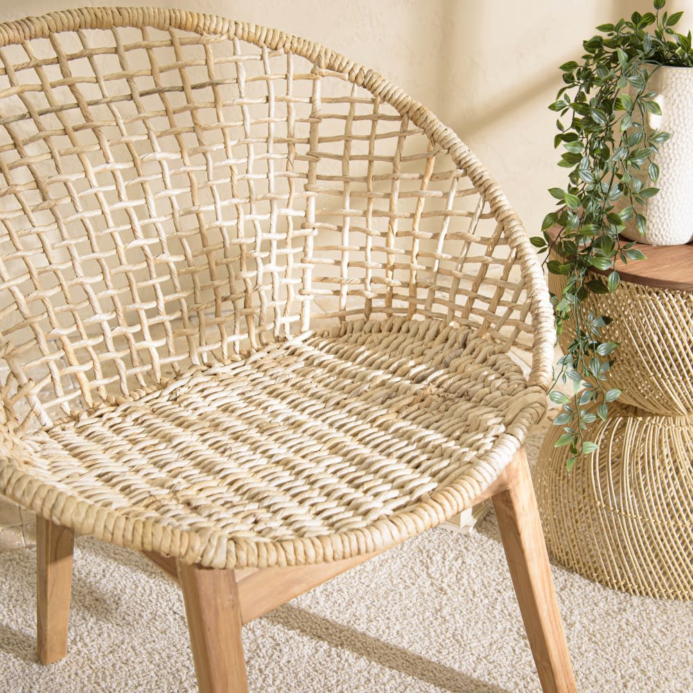 Fauteuil beige dossier arrondi assise en abaca tressé