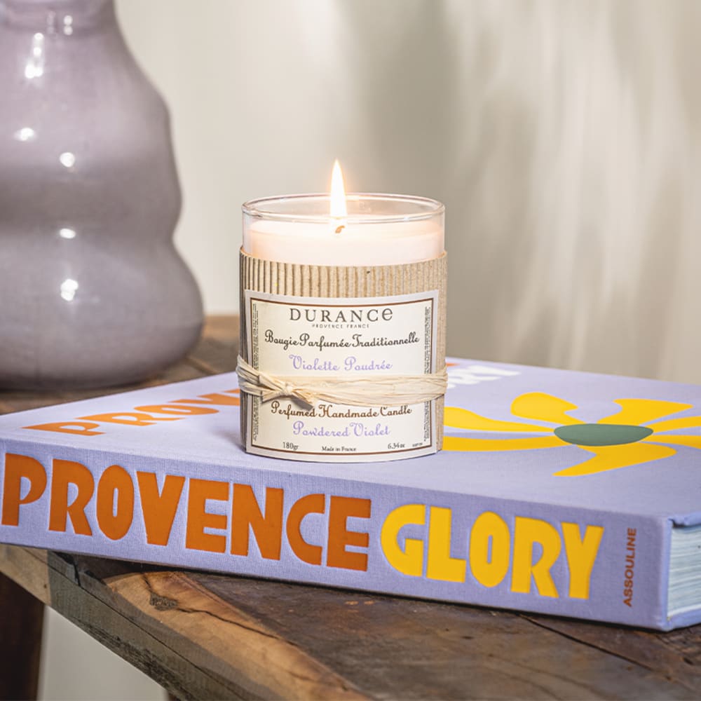 Bougie parfumée violette poudrée - Maisons du Monde
