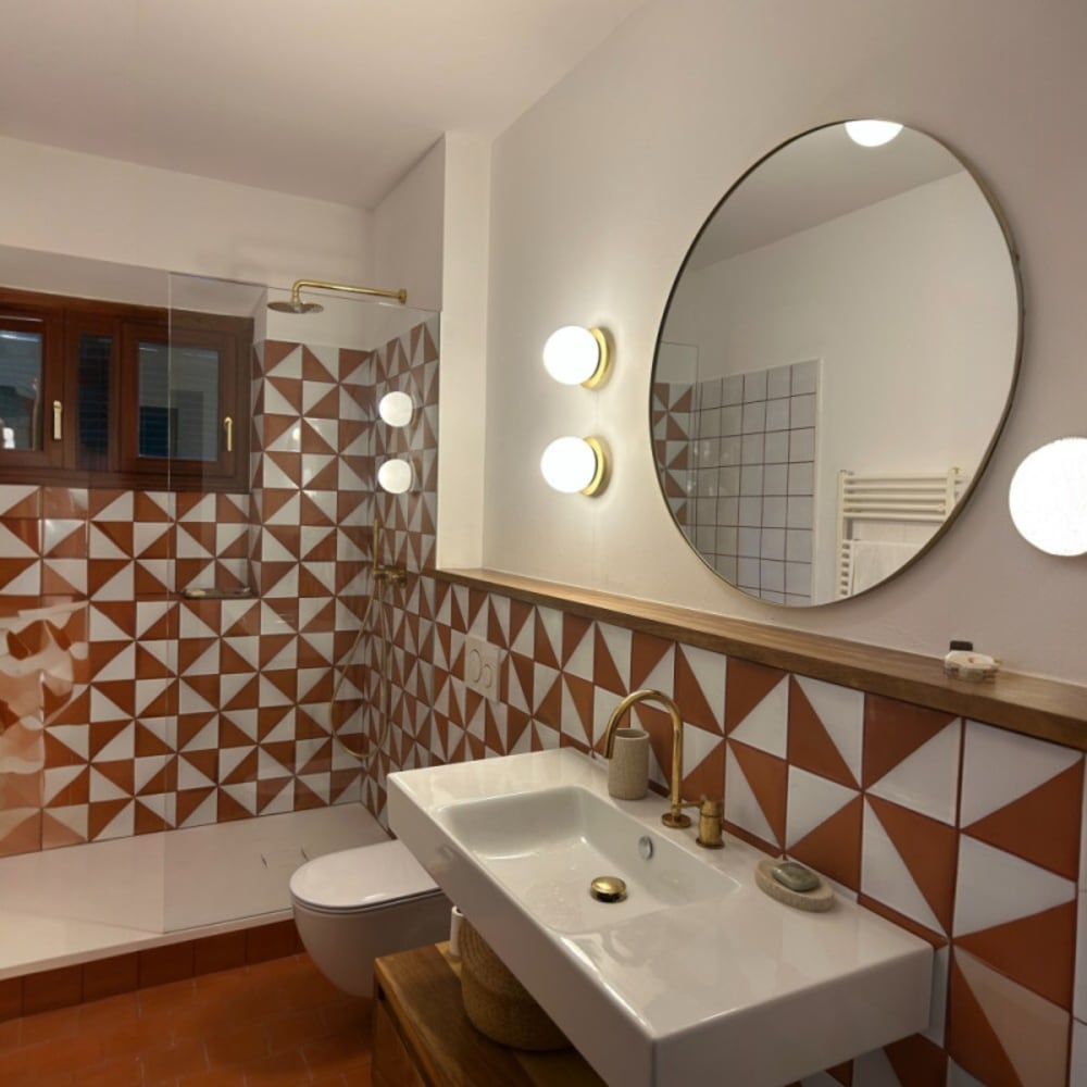 Applique salle de bain laiton mat et globe opale — vue 3