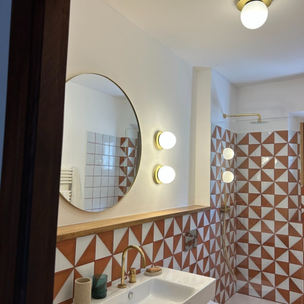 Applique salle de bain laiton mat et globe opale — vue 4