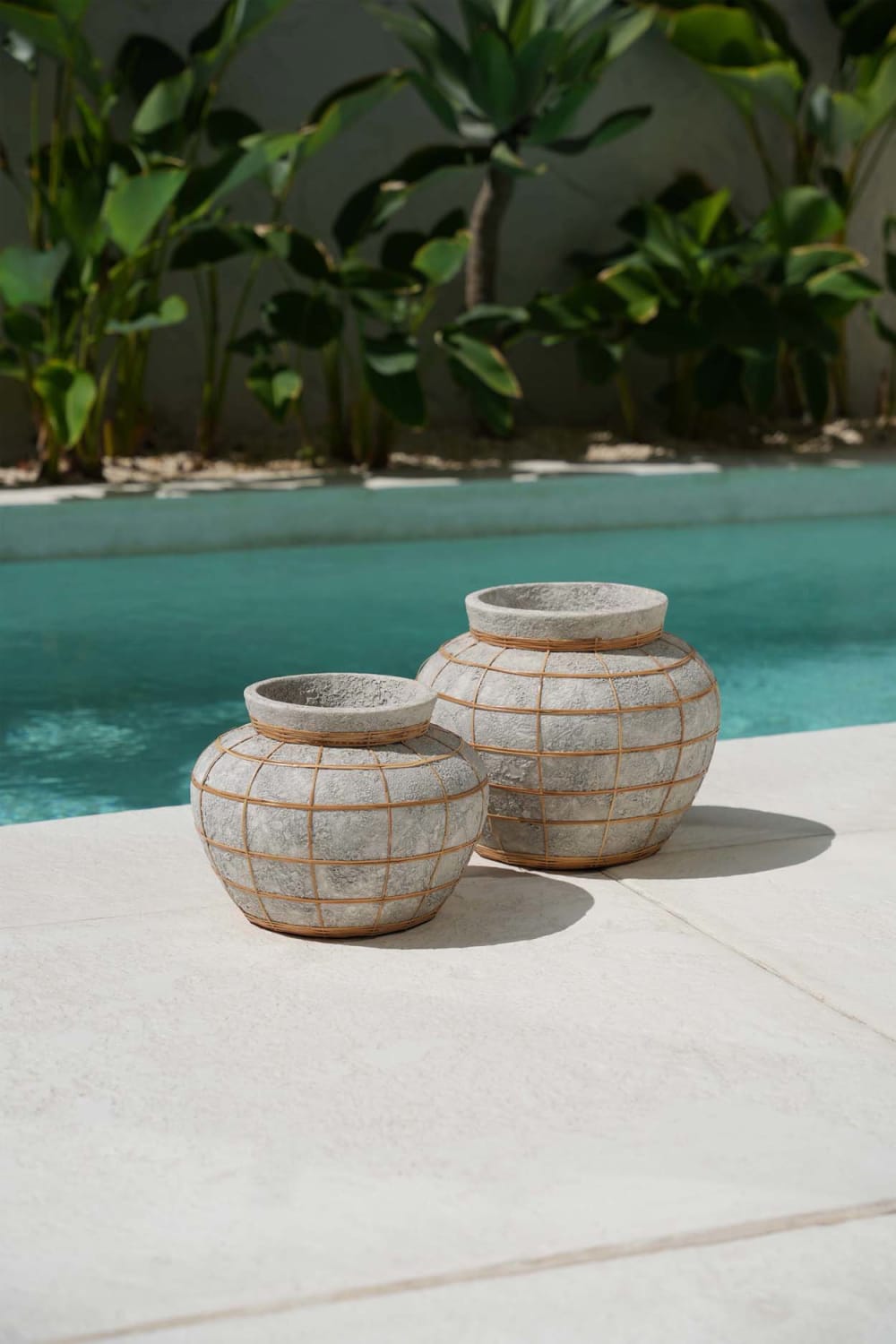 Vase aus terrakotta und aus rattan in beton und braun, 33x33x27cm