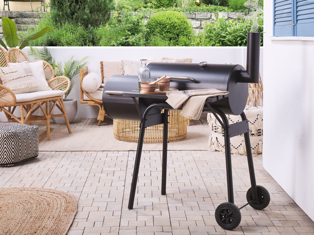 Barbecue fumoir au charbon de bois noir
