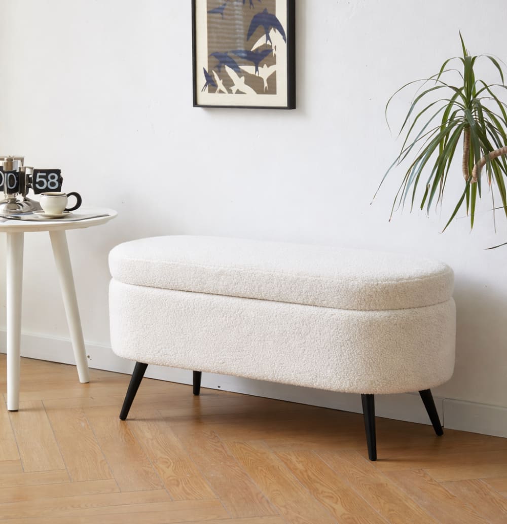 Banc coffre en métal et bouclettes blanches