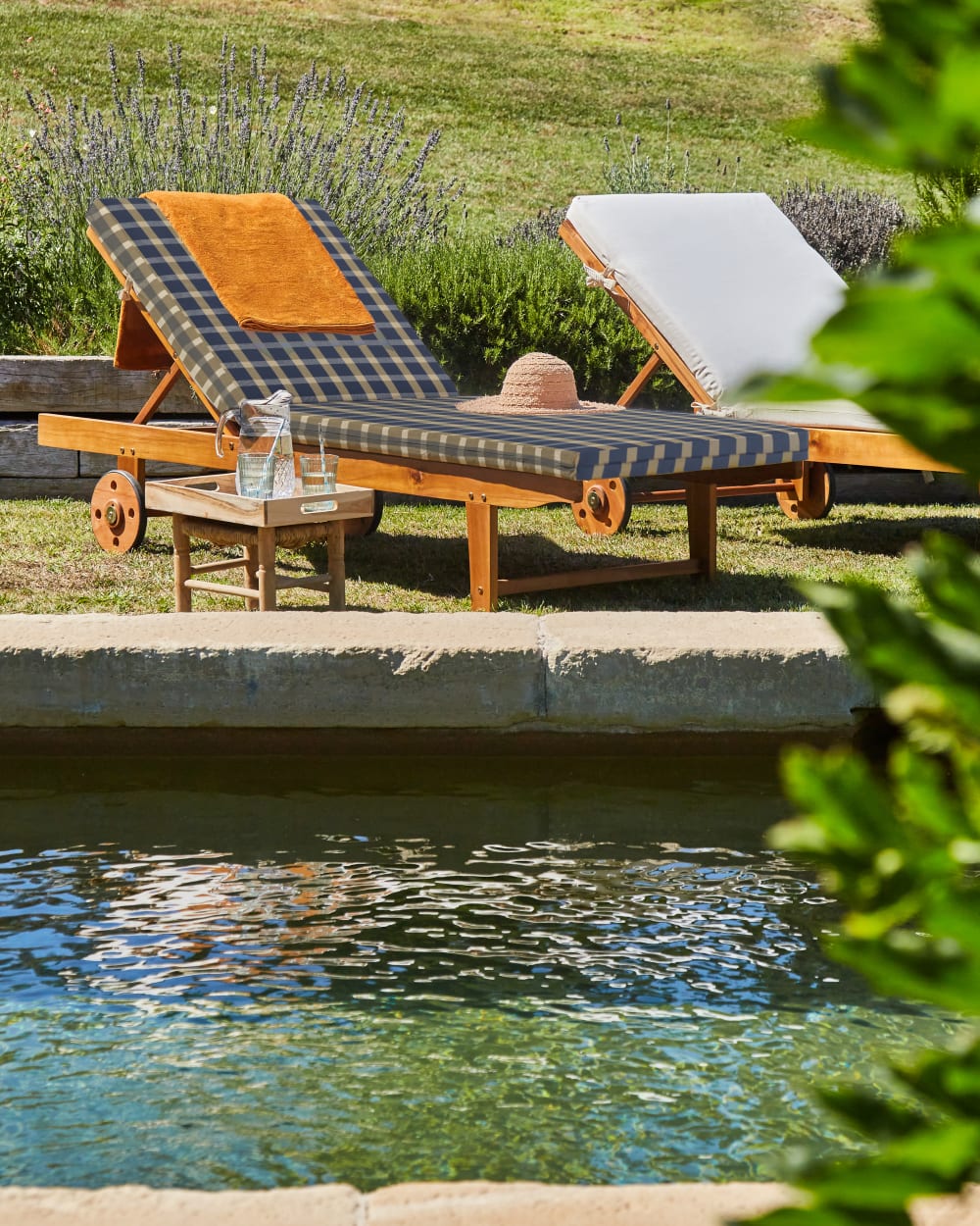Coussin de bain de soleil à carreaux bleu/beige - Maisons du Monde