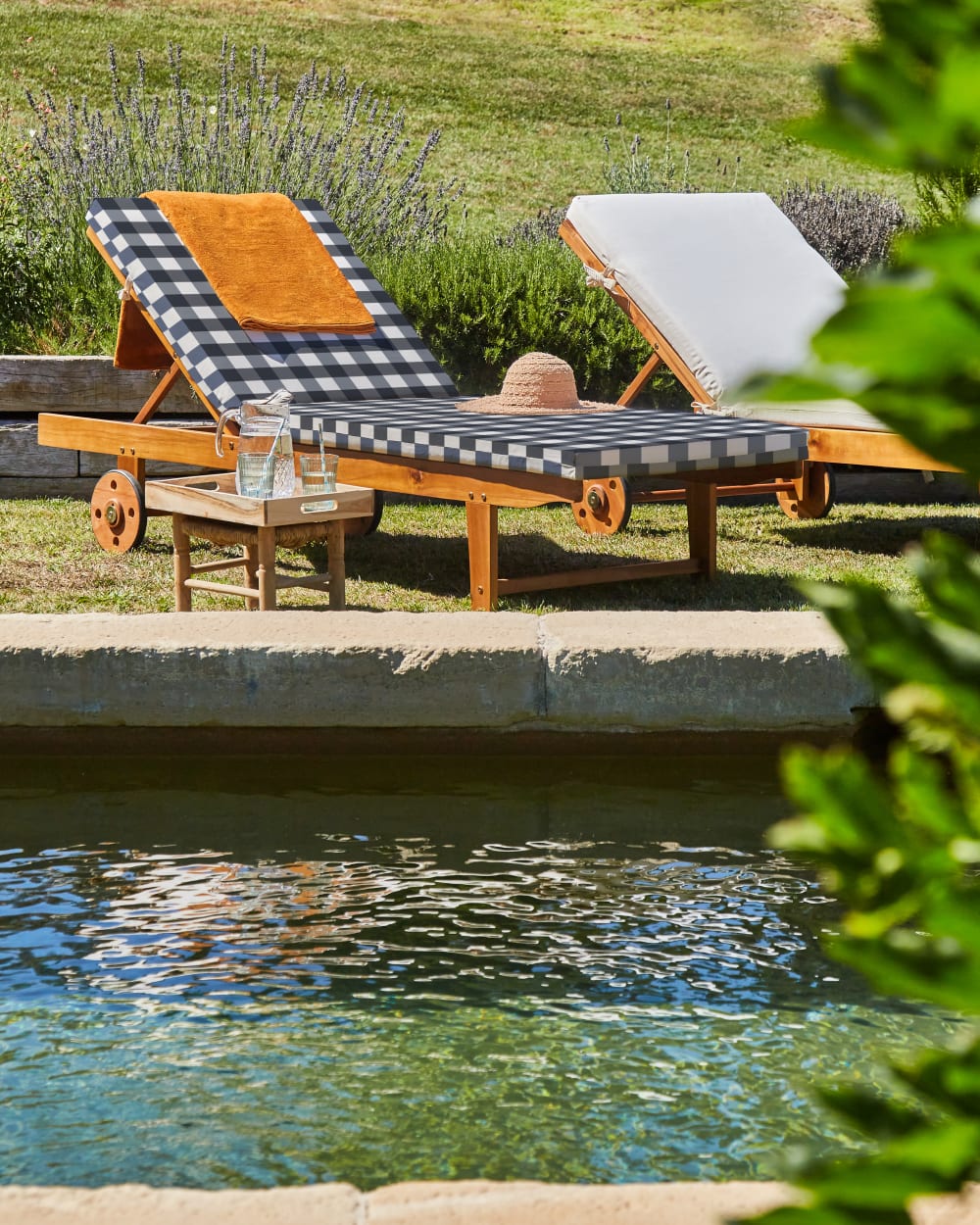 Coussin de bain de soleil à carreaux bleu/blanc - Maisons du Monde